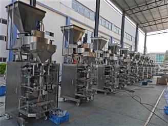 Automatic Vertical Packaging Machine with Volumetric Cup for Packing Puffed Food